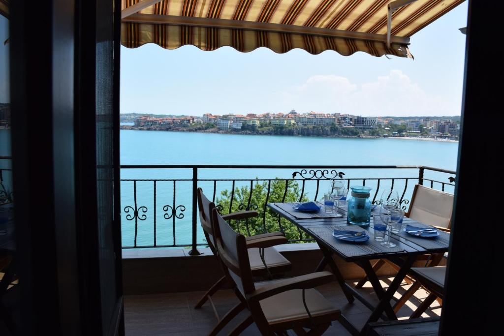 ソゾポルにあるSozopol Apartments "DIVA"の水辺の景色を望むバルコニー(テーブル付)