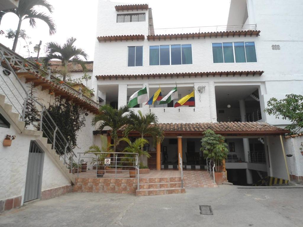 budynek z flagami z przodu w obiekcie Hotel El Principe Sede Campestre w mieście Ocaña