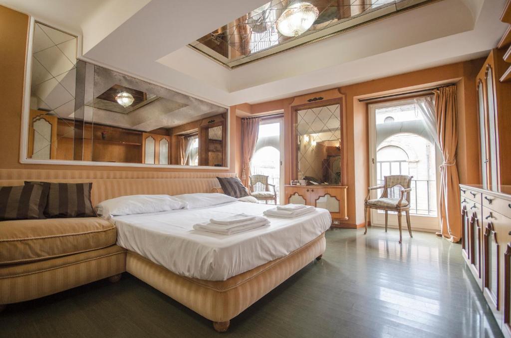 ein Schlafzimmer mit einem Bett und einem Sofa in der Unterkunft Chic House in Bologna