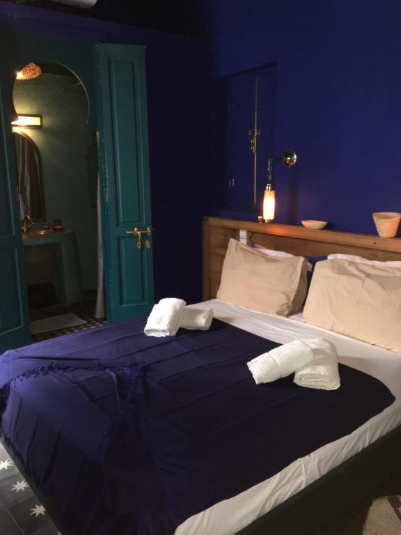 Postel nebo postele na pokoji v ubytování Riad Laly Tourisme Eclairé Le bijou de la medina
