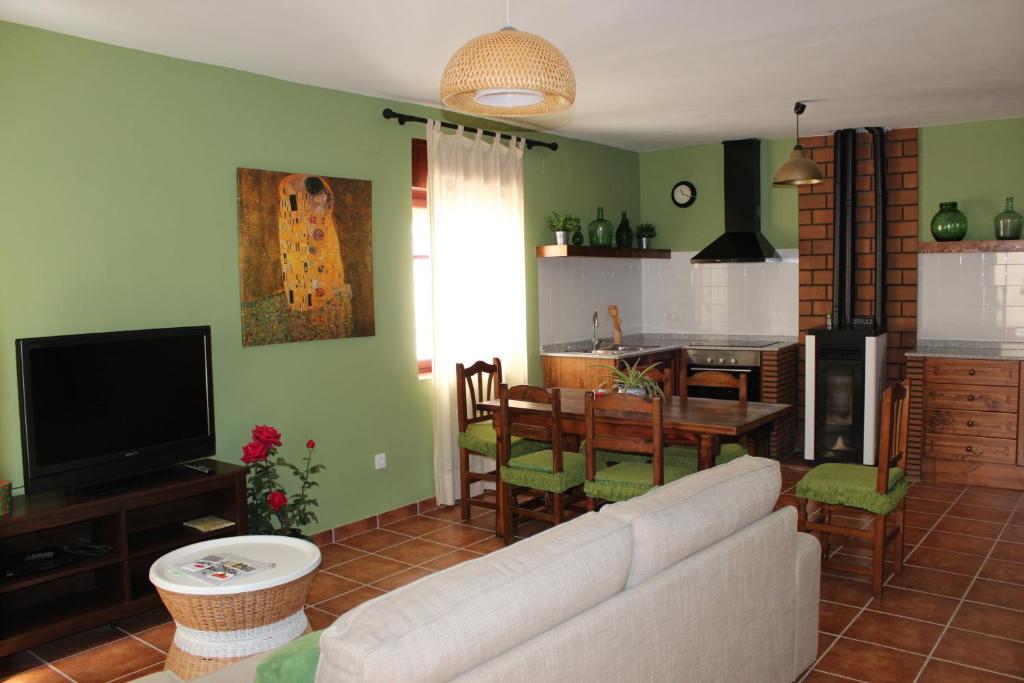 Il comprend un salon avec un canapé blanc et une cuisine. dans l'établissement Ca Felicitat, à Vilafamés