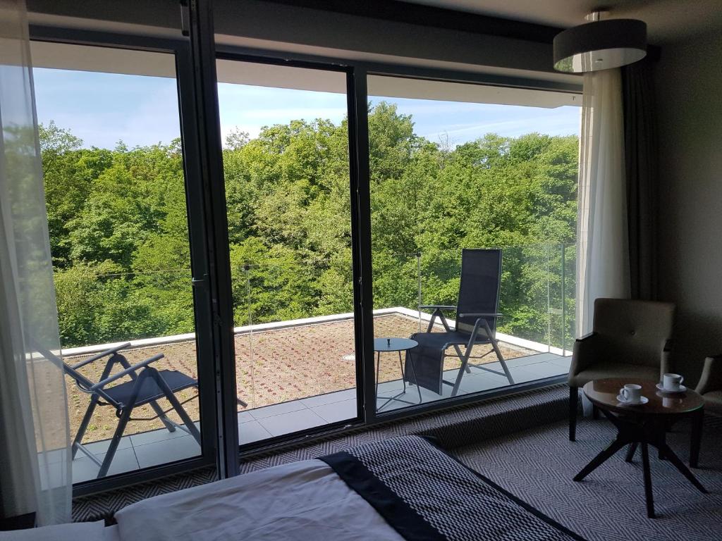 コウォブジェクにあるApartament prywatny 329 w Diune Resortのベッドルーム1室(ベッド1台付)が備わります。バルコニーの景色を望めます。
