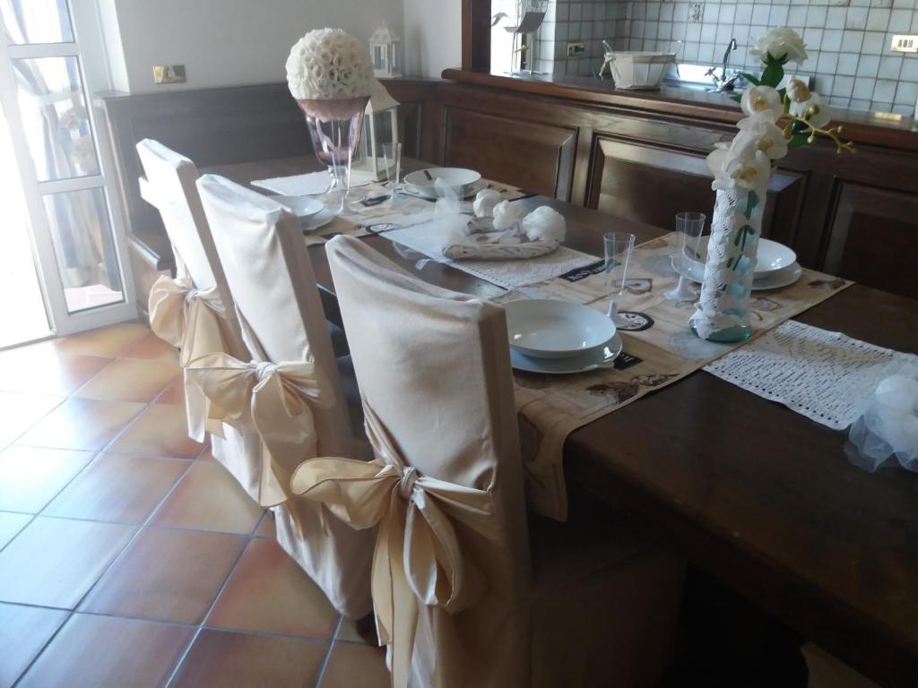Restauracja lub miejsce do jedzenia w obiekcie Splendida e incantevole casa a due passi dal mare