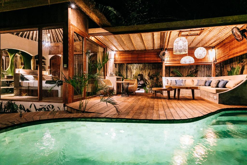 une maison avec une piscine dans une chambre dans l'établissement Majo Private Villas, à Gili Trawangan
