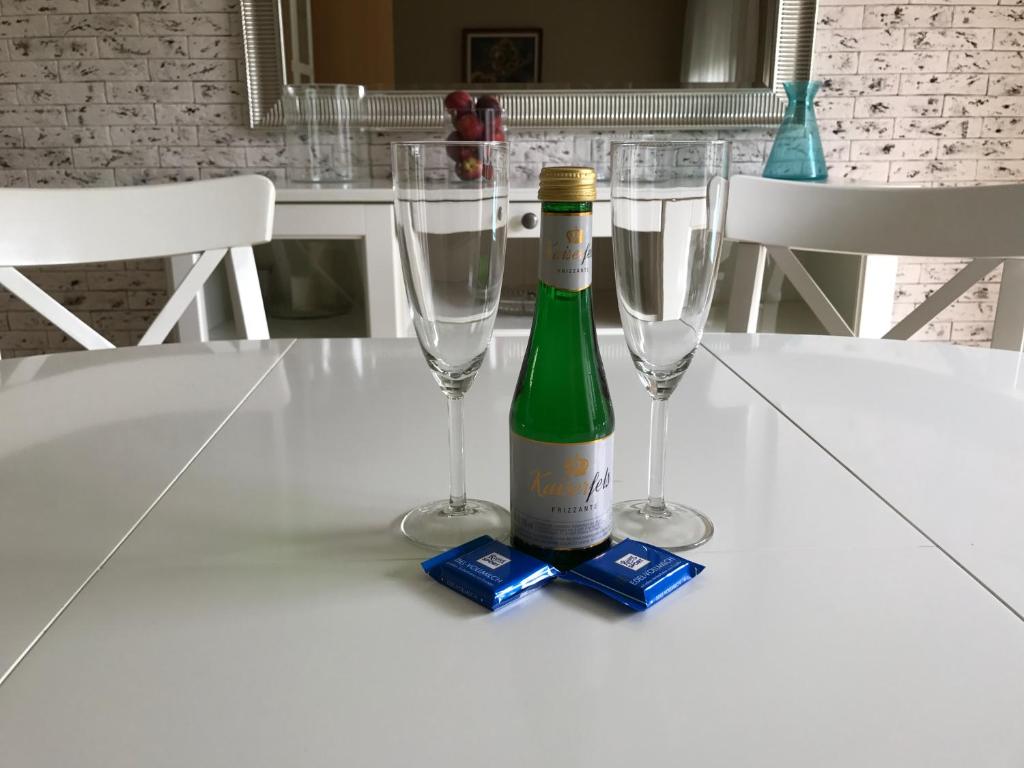 Una botella de champán y dos copas en una mesa. en Chateau Joe, en Viena