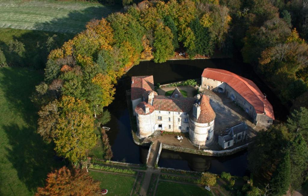 Saint-Dier-dʼAuvergneにあるLa Loge du Châteauの森の城の空中