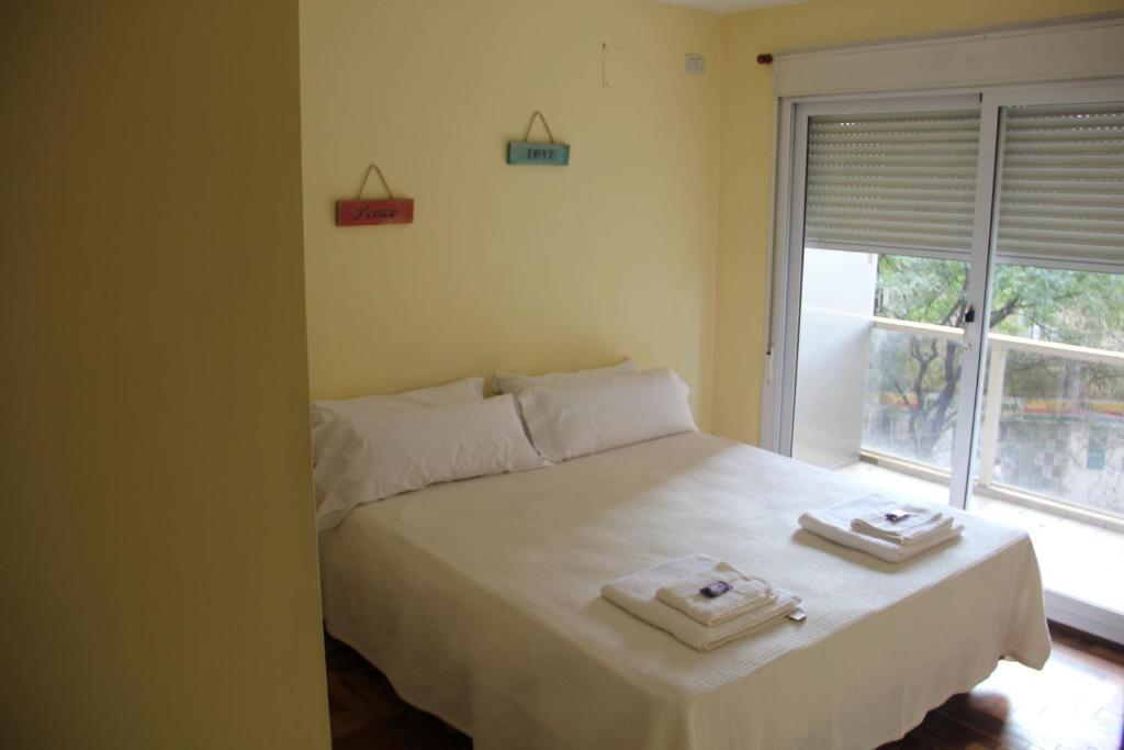 1 dormitorio con 1 cama con 2 toallas en Malanca 1 en Córdoba
