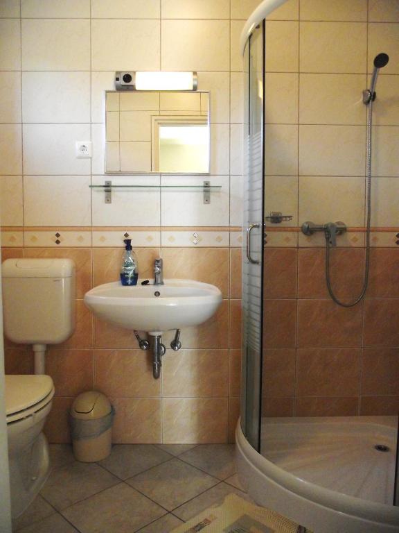 Koupelna v ubytování Radek Vendégház és Apartman