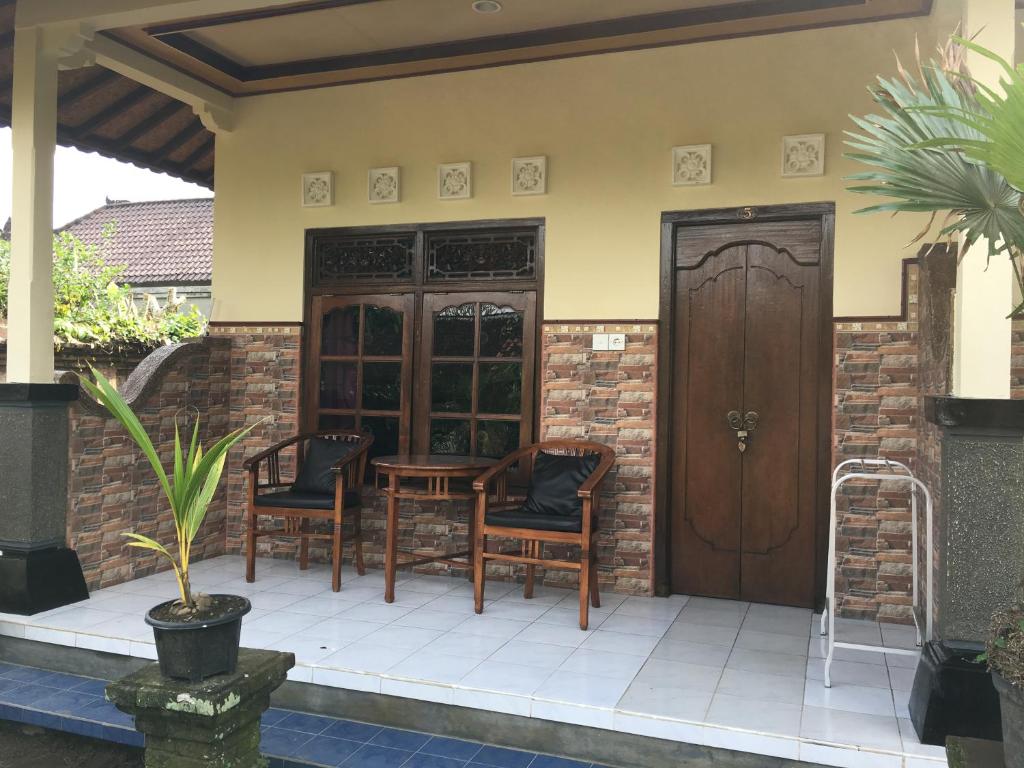 Patio nebo venkovní prostory v ubytování Eka's Homestay