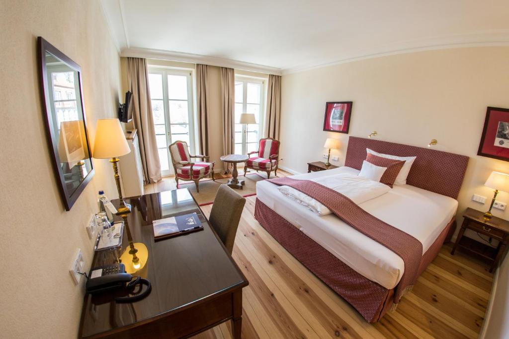 Postel nebo postele na pokoji v ubytování Hotel Schloss Leitheim
