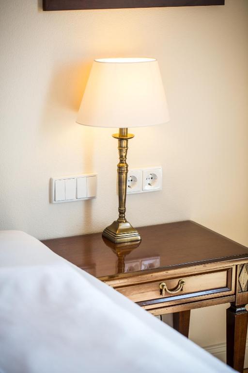 Postel nebo postele na pokoji v ubytování Hotel Schloss Leitheim