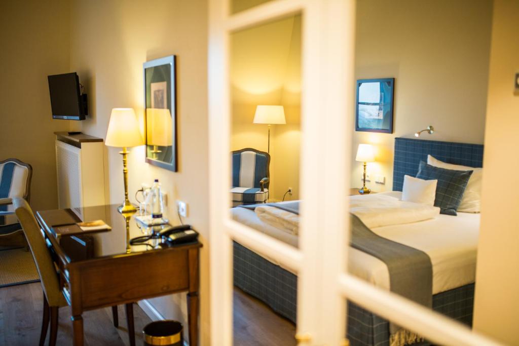 Postel nebo postele na pokoji v ubytování Hotel Schloss Leitheim