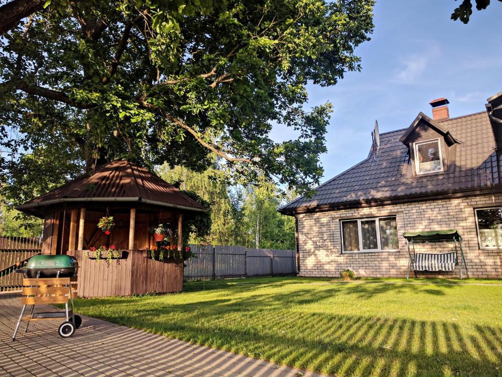 een tuinhuisje in de tuin van een huis bij Naktsmītne Lubānā in Lubāna