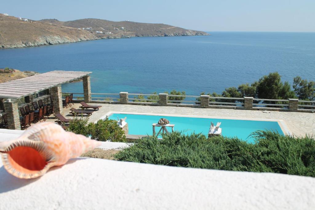 a swimming pool with a view of the ocean at En Plo in Agios Romanos