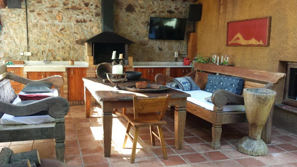 アルブシエスにあるEl Solei Paraiso en el Montsenyのリビングルーム(テーブル、ソファ付)