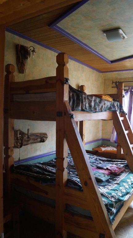 Palanda nebo palandy na pokoji v ubytování Guest house Jumiezis