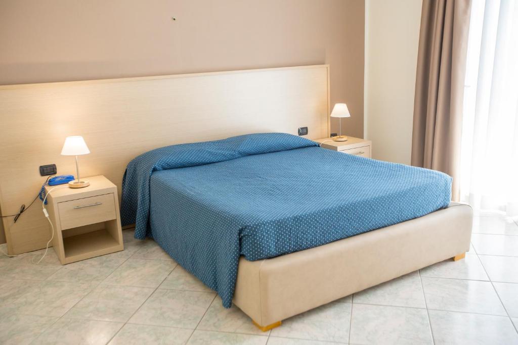 Postel nebo postele na pokoji v ubytování Hotel Tourist