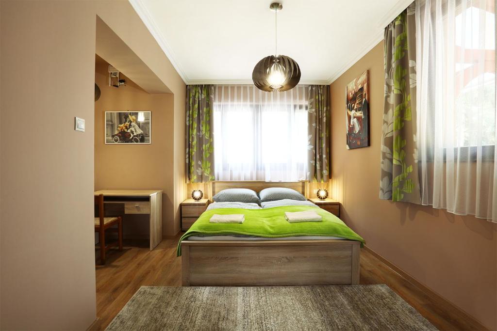 Ένα ή περισσότερα κρεβάτια σε δωμάτιο στο Fehér Hattyú Panzió
