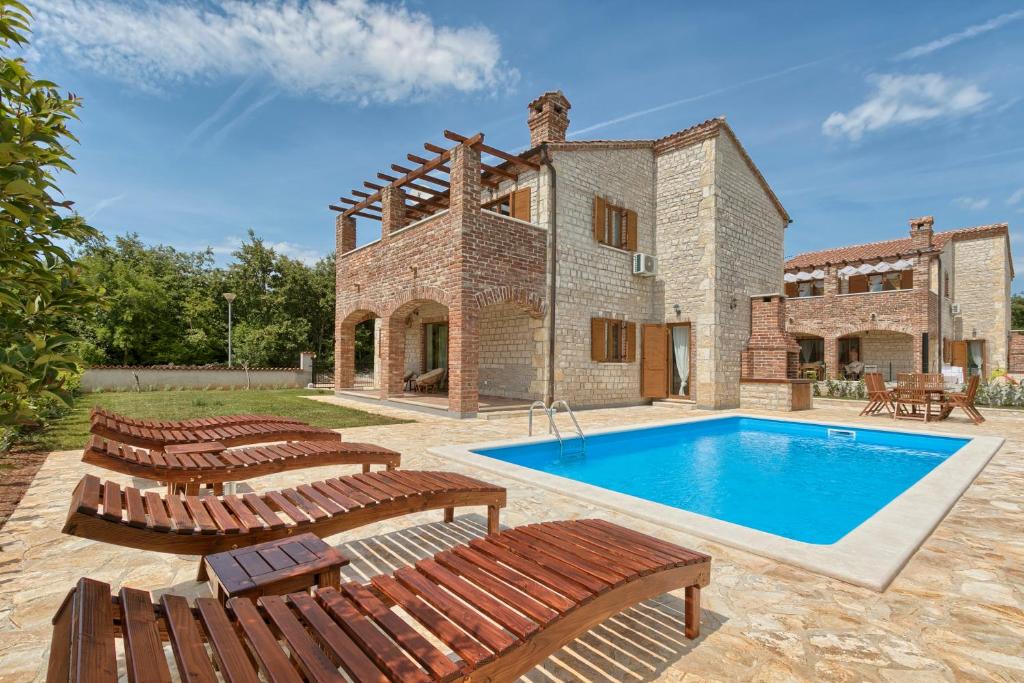 einem externen Blick auf ein Haus mit einem Pool in der Unterkunft Istrian Villa Melany in Vodnjan
