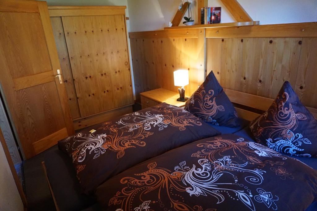 Postel nebo postele na pokoji v ubytování Ferienwohnungen im Blockhaus Metzler