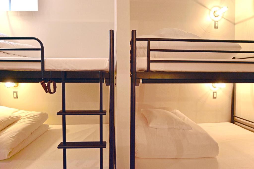 Postel nebo postele na pokoji v ubytování Chillulu Hostel