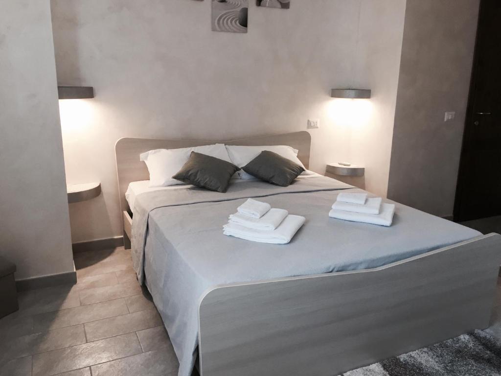 a bedroom with a bed with towels on it at Residenza Dama in Santa Domenica