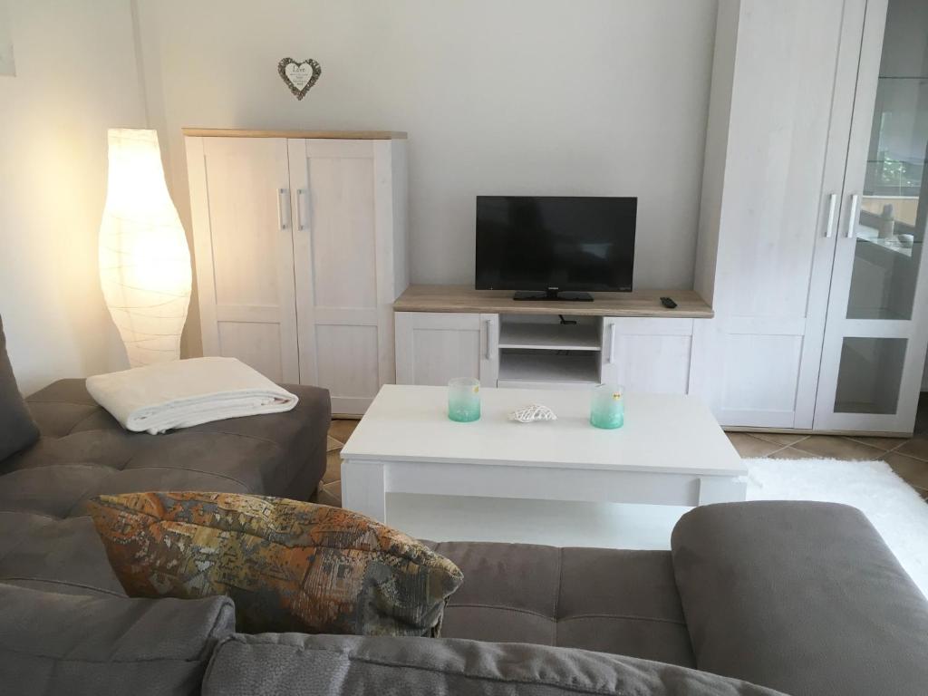 ein Wohnzimmer mit einem Sofa und einem Tisch in der Unterkunft Ferienwohnung Bellevue in Staufenberg