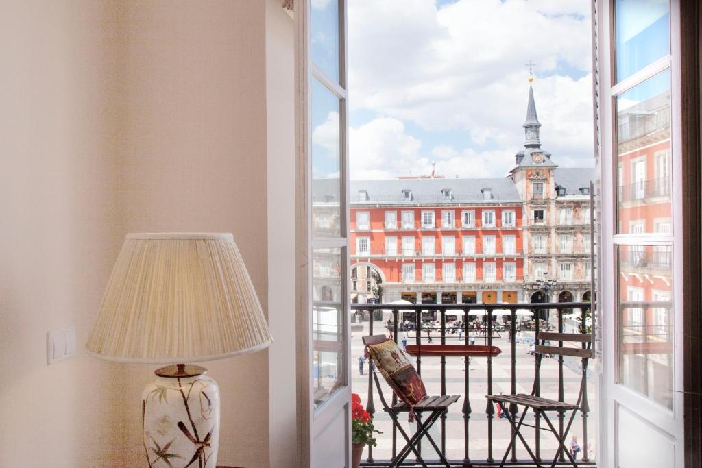 Cette chambre dispose d'une fenêtre offrant une vue sur la ville. dans l'établissement Charming view Plaza Mayor, à Madrid