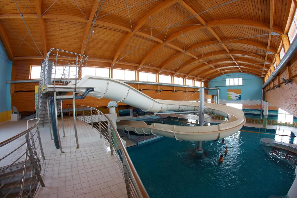 Bazén v ubytování Wellness Hotel Frymburk nebo v jeho okolí