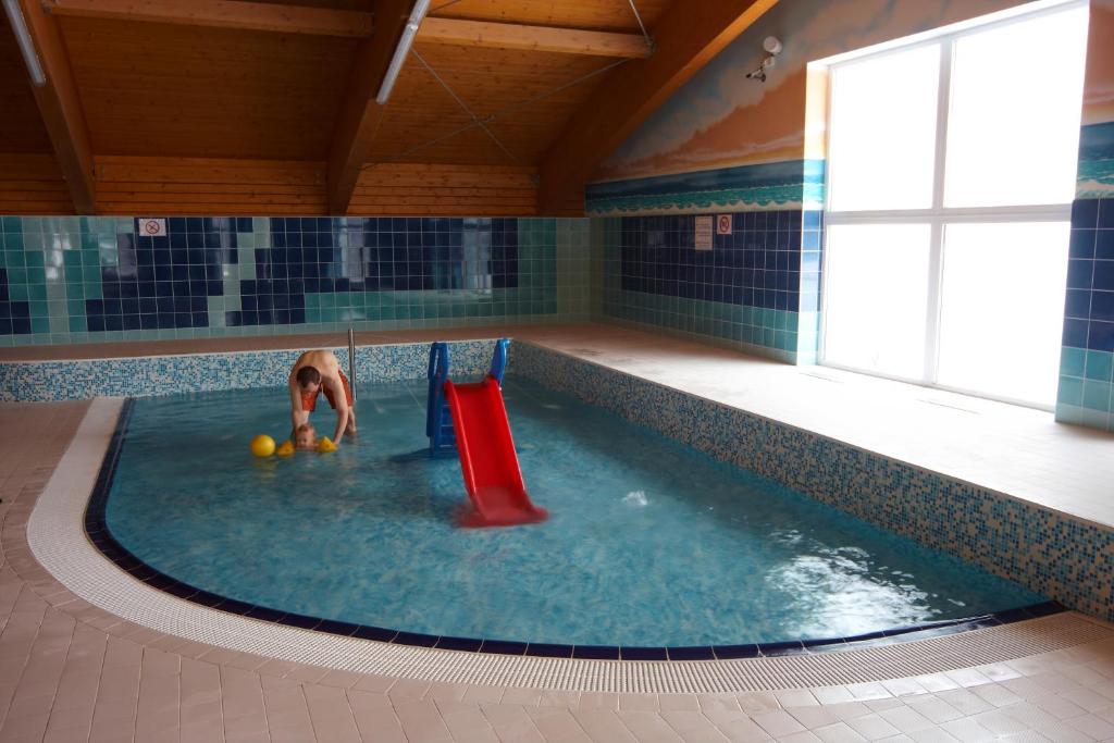 Bazén v ubytování Wellness Hotel Frymburk nebo v jeho okolí
