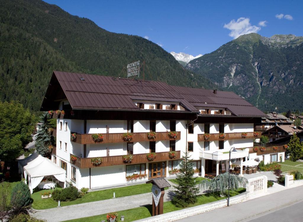 ein Hotel in den Bergen mit Bergen im Hintergrund in der Unterkunft Royal Olympic Hotel in Pinzolo