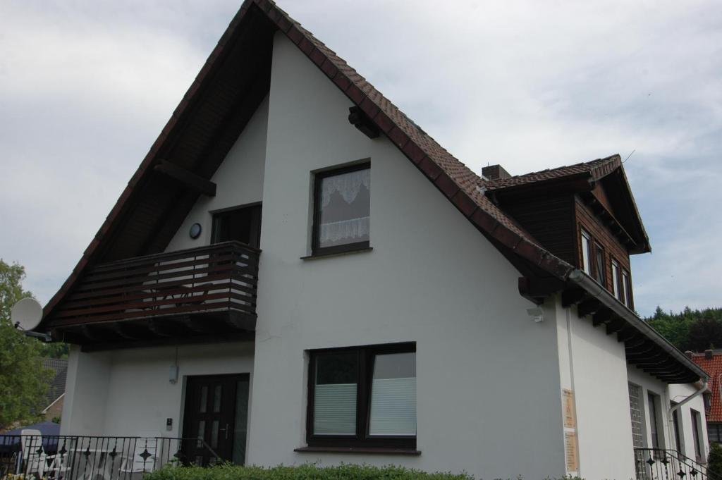 Casa blanca con techo marrón en Ferienwohnung Sonneneck, en Scharzfeld