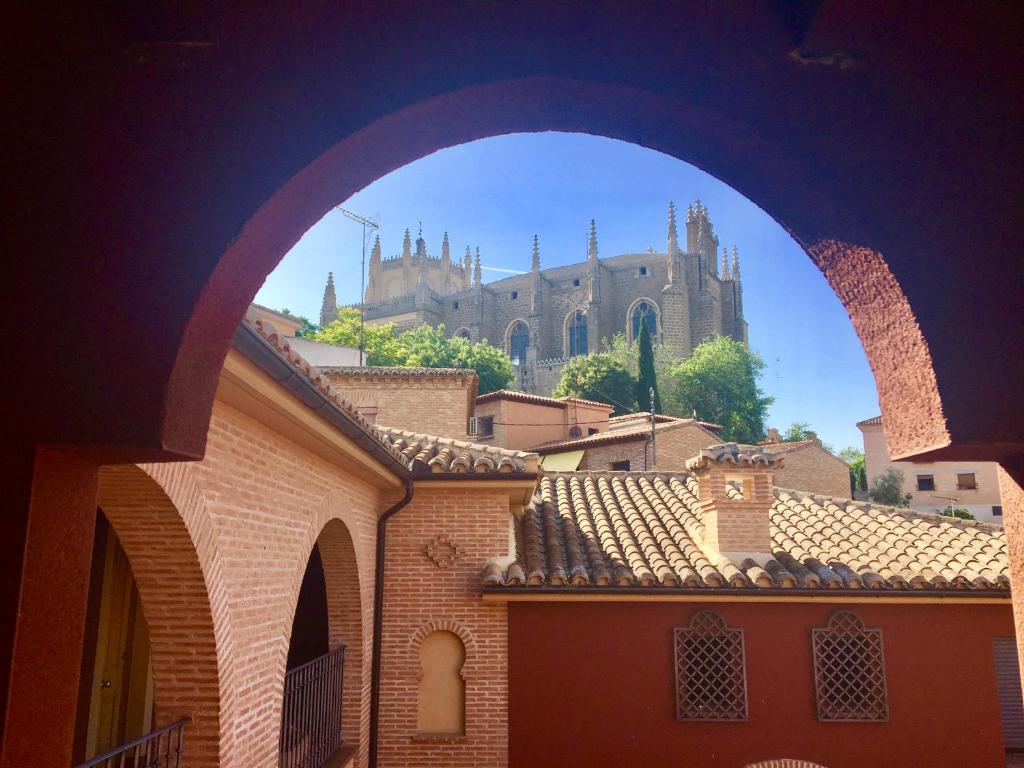 a view of a city with a cathedral in the background at Apartamento San Juan de los Reyes in Toledo