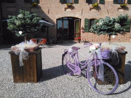 una bicicleta púrpura estacionada frente a un edificio en La Prediletta, en Motta di Livenza