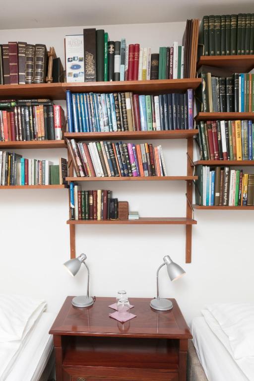 Biblioteca en la habitación en casa particular