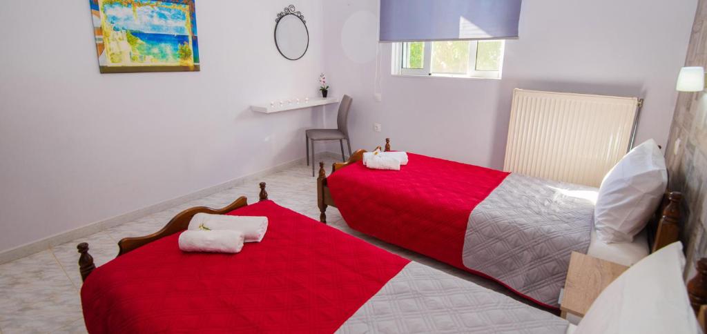 A bed or beds in a room at Ostria Apartments