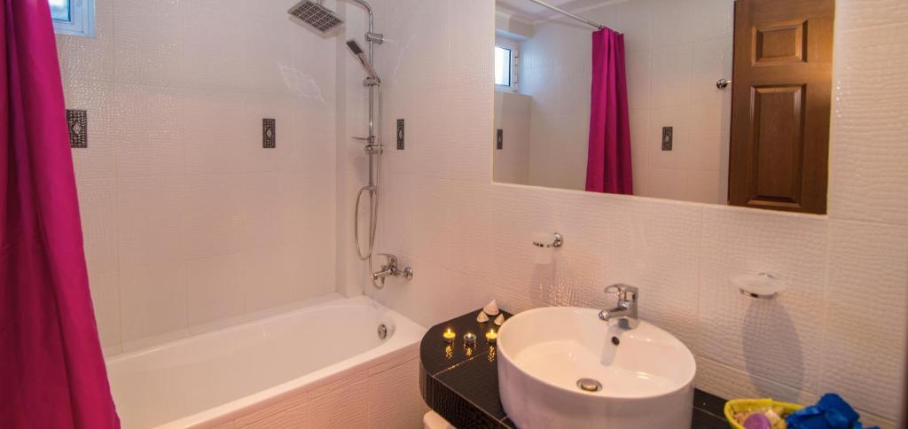 A bathroom at Ostria Apartments