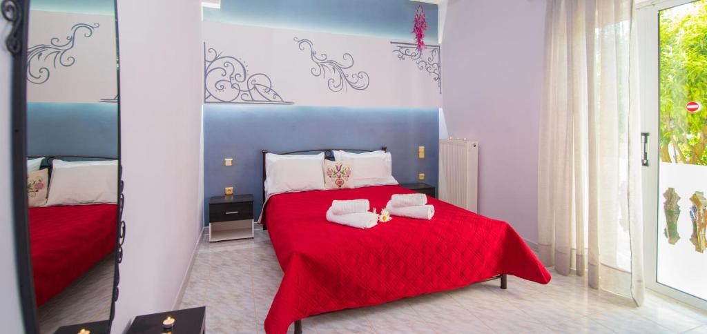 A bed or beds in a room at Ostria Apartments