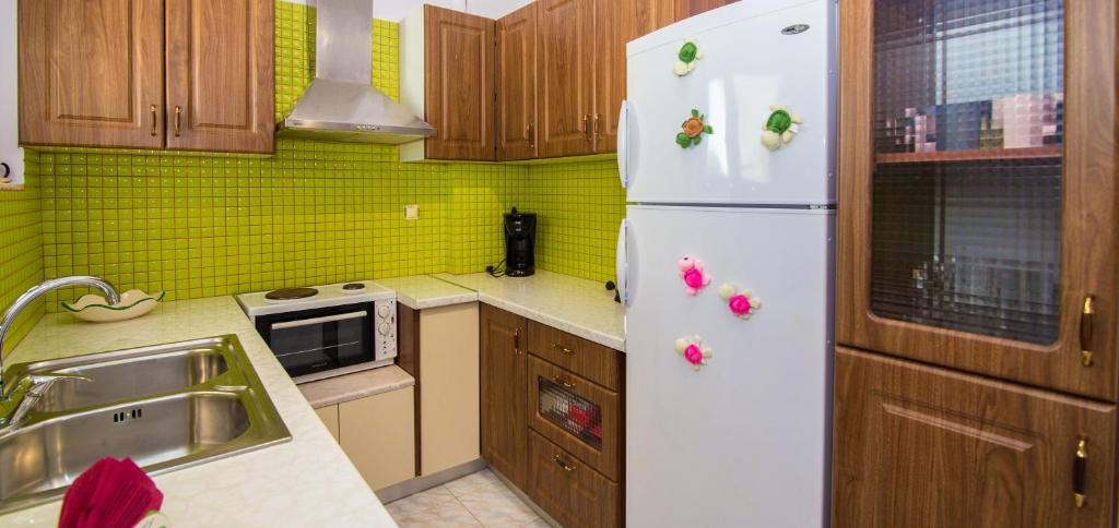 A kitchen or kitchenette at Ostria Apartments