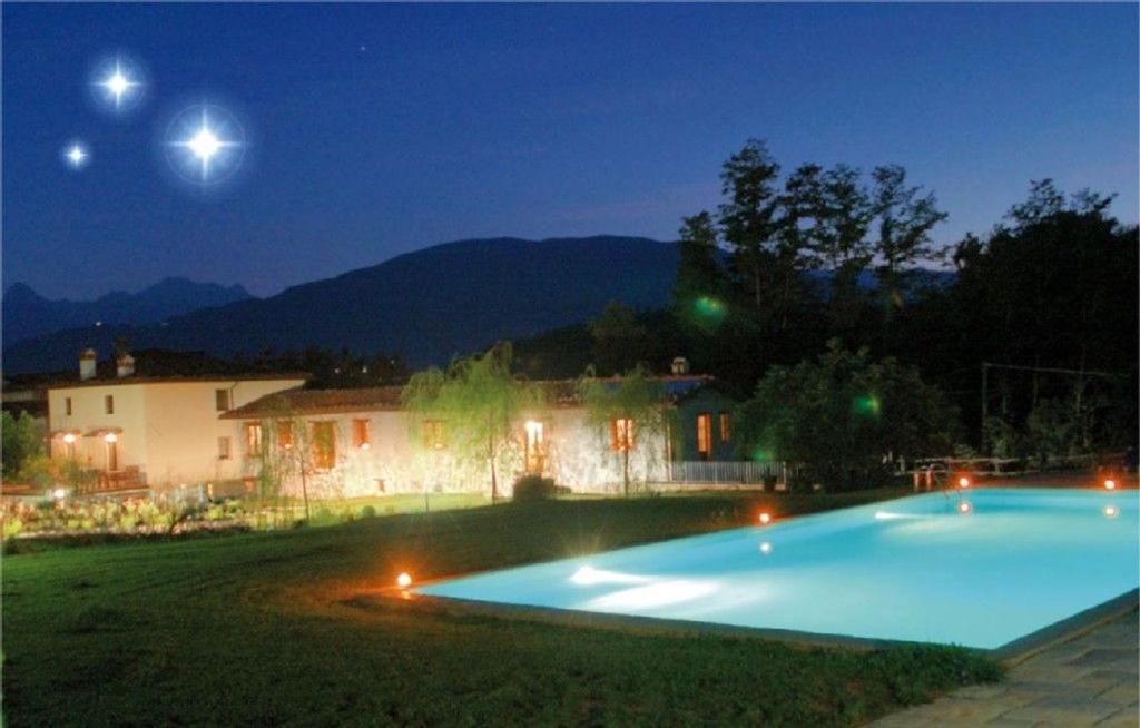 una gran piscina en un patio por la noche en Santa Lucia, en Magnano