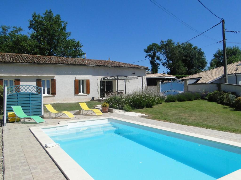 una piscina en el patio trasero de una casa en Le gite du gueurlet, en Boresse-et-Martron