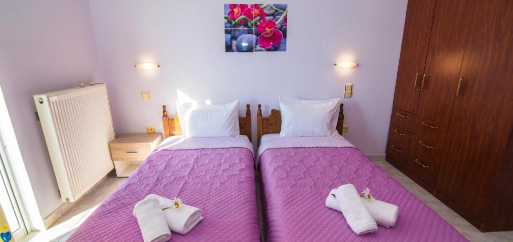 A bed or beds in a room at Ostria Apartments