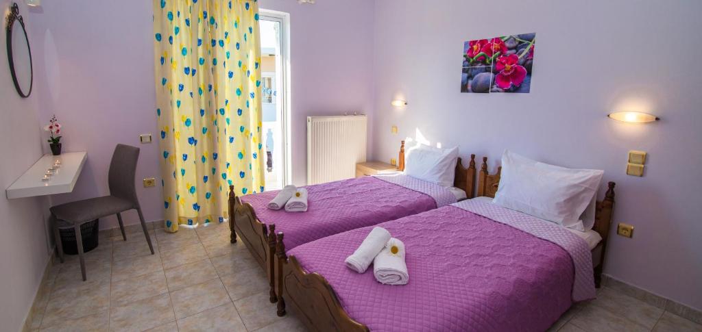 A bed or beds in a room at Ostria Apartments