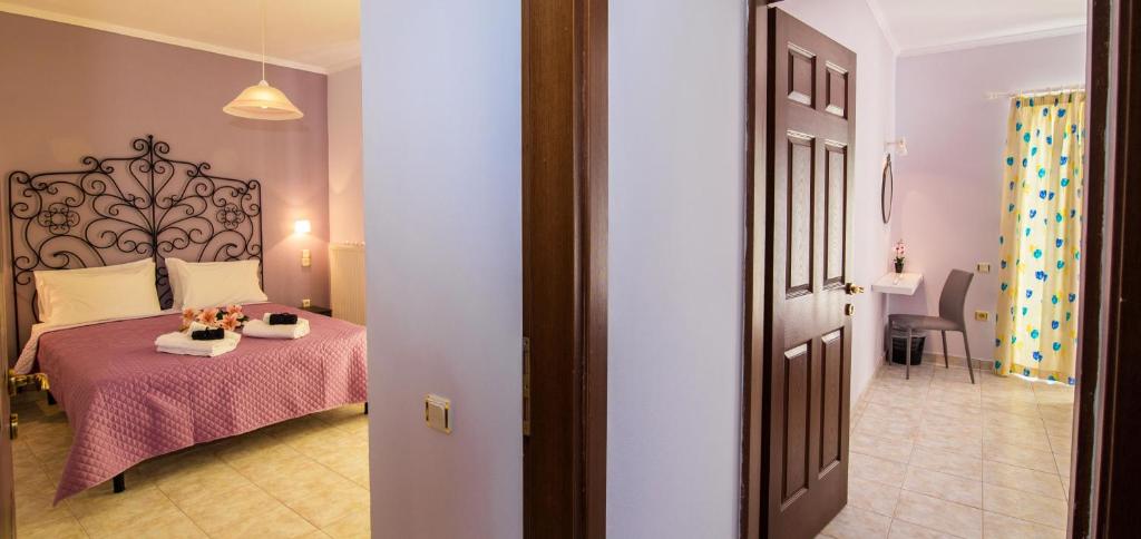 A bed or beds in a room at Ostria Apartments