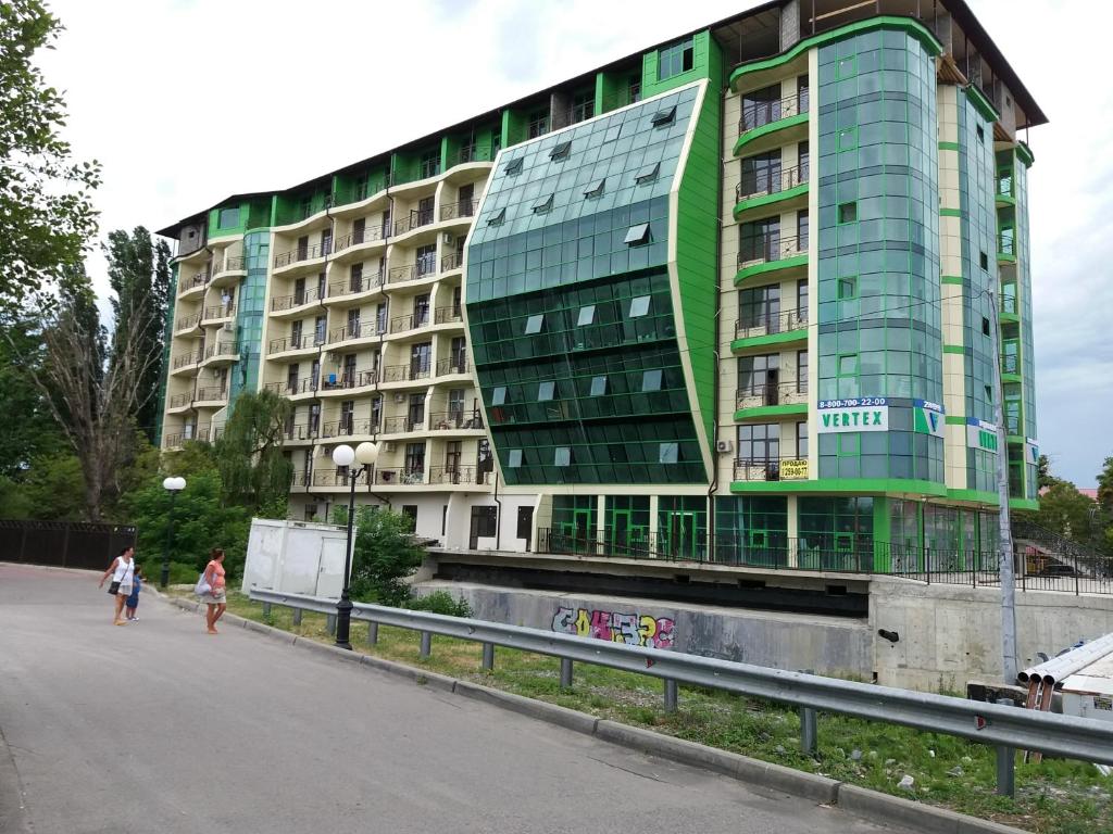 アドレルにあるApartments on Belorusskaya 20の緑の大きな建物