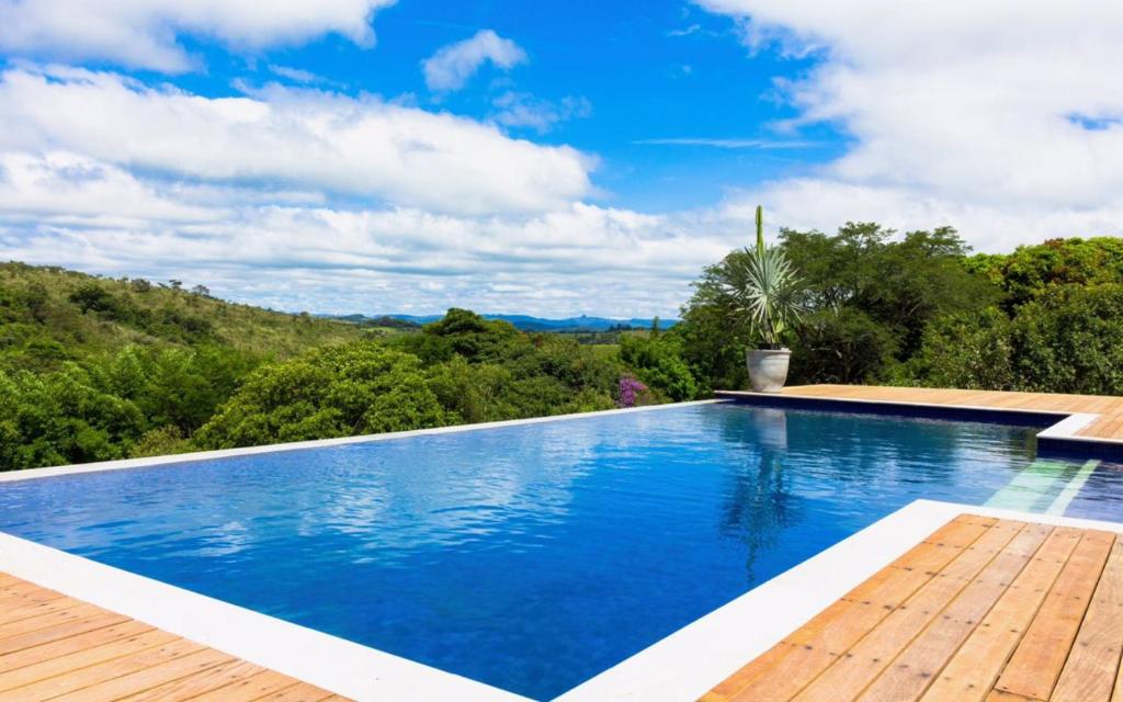 a swimming pool with a view of the mountains at Pousada Chão de Minas Ouro Preto in Ouro Preto