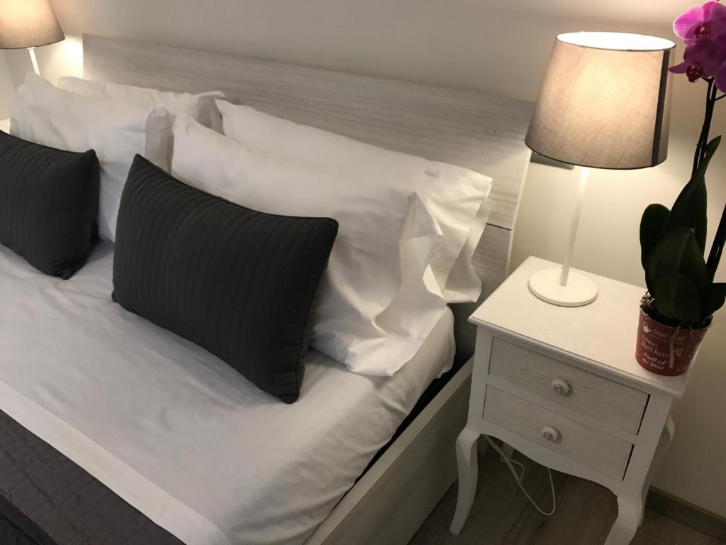 Angolo di Roma Guest house - Double Room With Private Bathroom