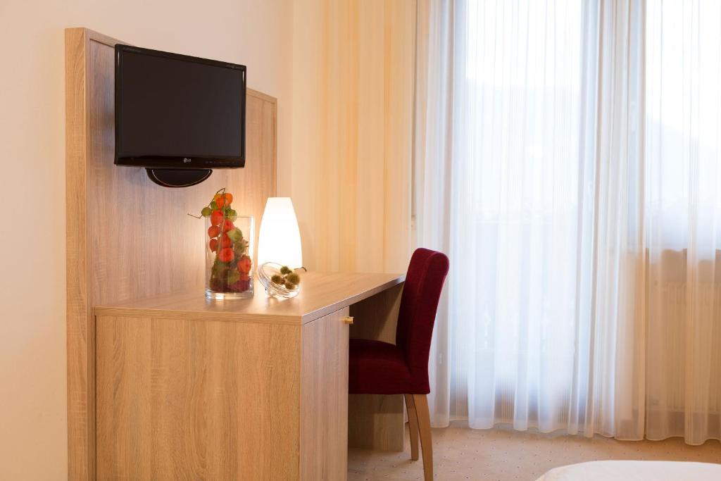 Televízia a/alebo spoločenská miestnosť v ubytovaní Hotel-Garni Appartement Gartenheim