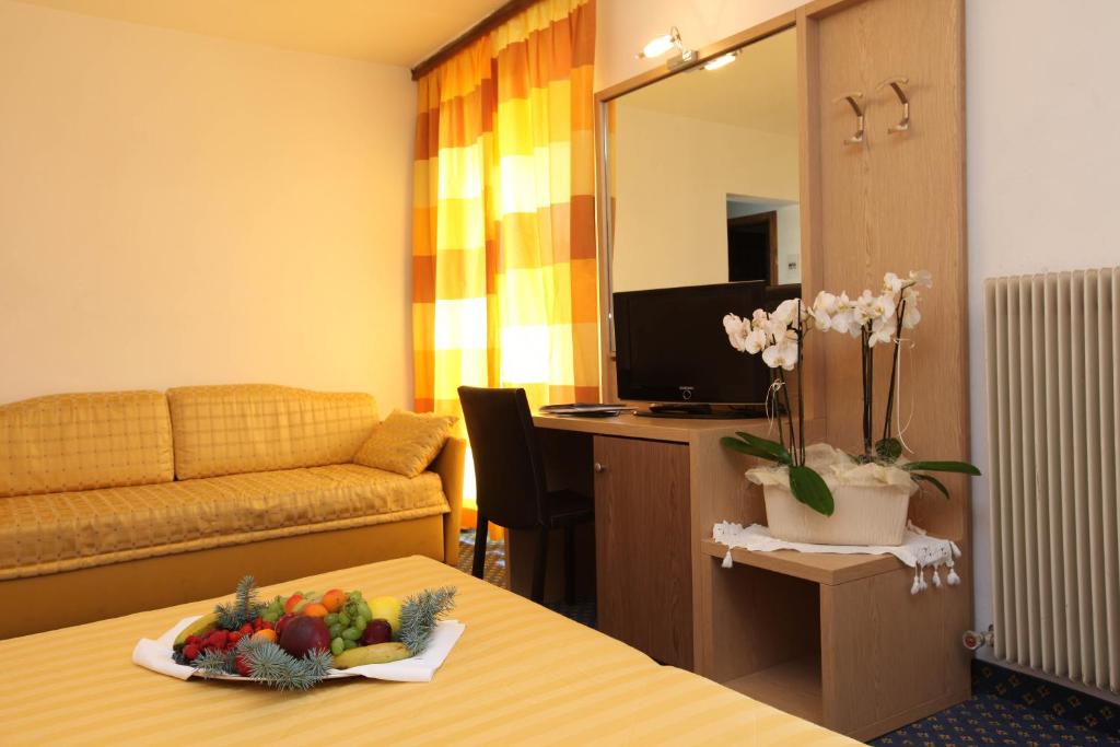 TV a/nebo společenská místnost v ubytování Royal Olympic Hotel