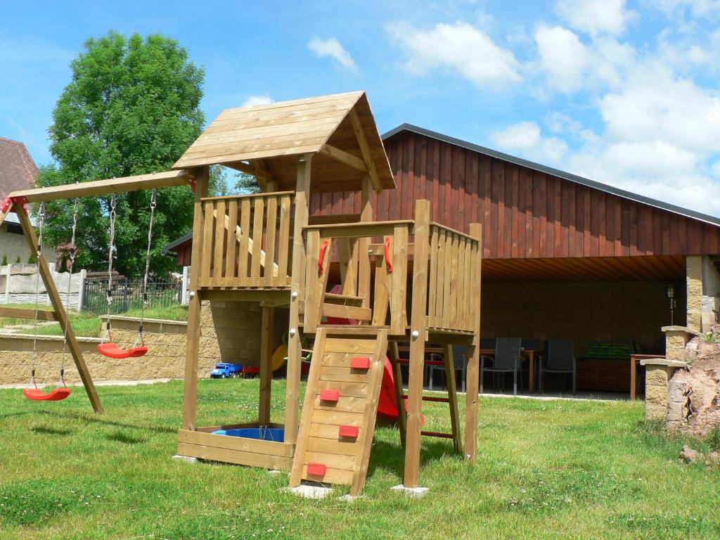 Plac zabaw dla dzieci w obiekcie Guest House Pod Hájkem